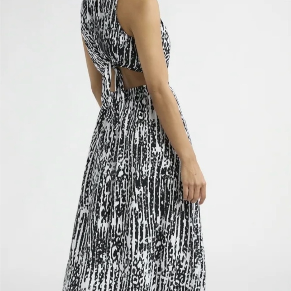 NWT Black and White Patterned Sleeveless Peak a Boo Back Dress